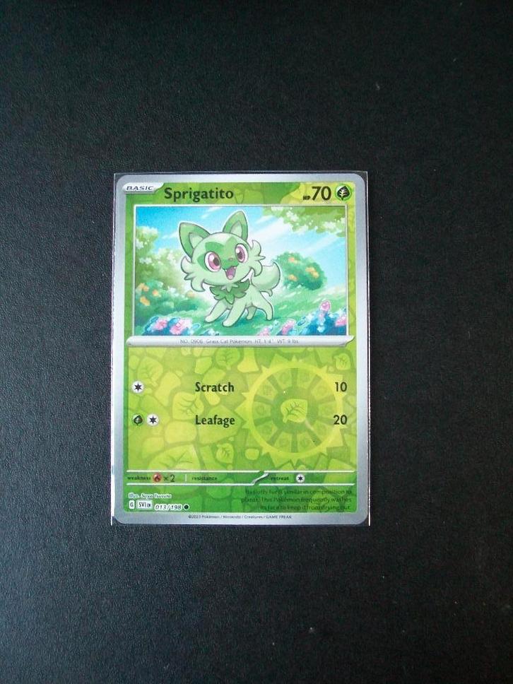 8962. Nieuwe Pokemon Kaart holofoil SPRIGATITO HP70 184/198, Hobby en Vrije tijd, Verzamelkaartspellen | Pokémon, Nieuw, Losse kaart