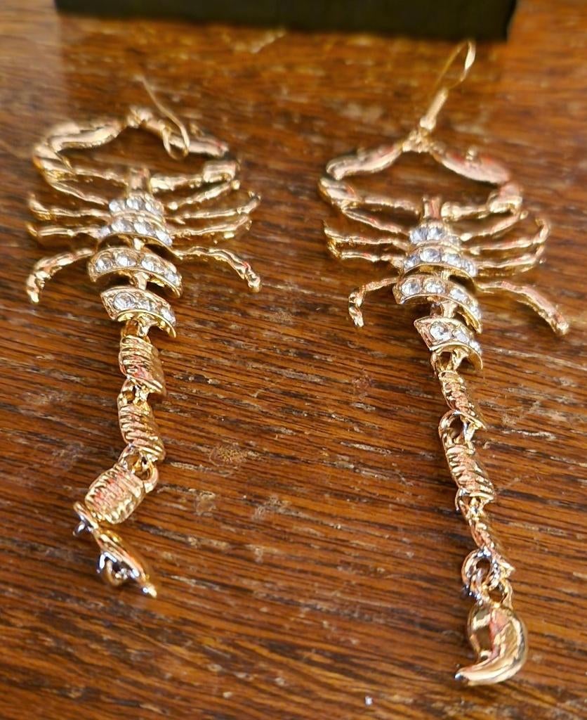 Schorpioen oorbellen groot, Hangers, Nieuw, Ophalen of Verzenden, Goud