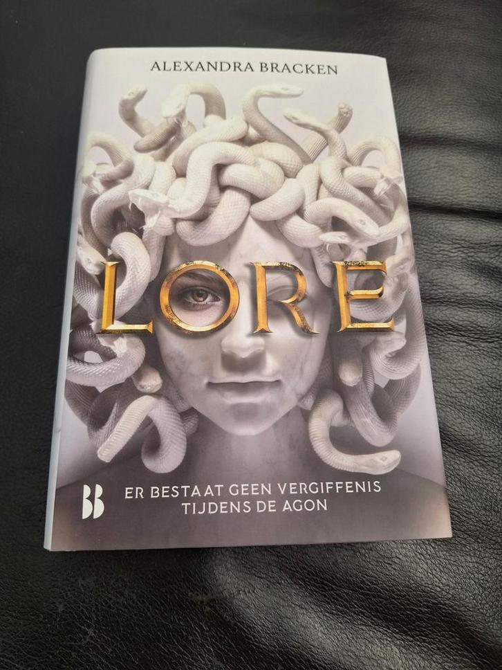 Lore zilveren limited edition van Alexandra Bracken, Boeken, Fantasy, Zo goed als nieuw, Ophalen of Verzenden