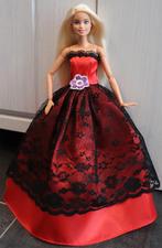 Barbie kleding nieuw - Lange jurk rood met zwart en bloem, Ophalen of Verzenden, Nieuw, Barbie