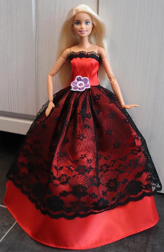 Barbie kleding nieuw - Lange jurk rood met zwart en bloem, Kinderen en Baby's, Speelgoed | Poppen, Nieuw, Barbie, Ophalen of Verzenden
