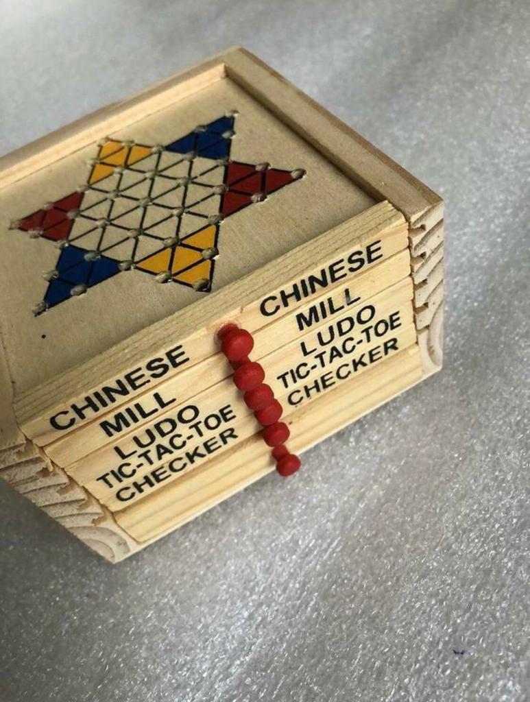 Houten kistje met 4 chinese spel, Hobby en Vrije tijd, Gezelschapsspellen | Bordspellen, Ophalen of Verzenden, Zo goed als nieuw
