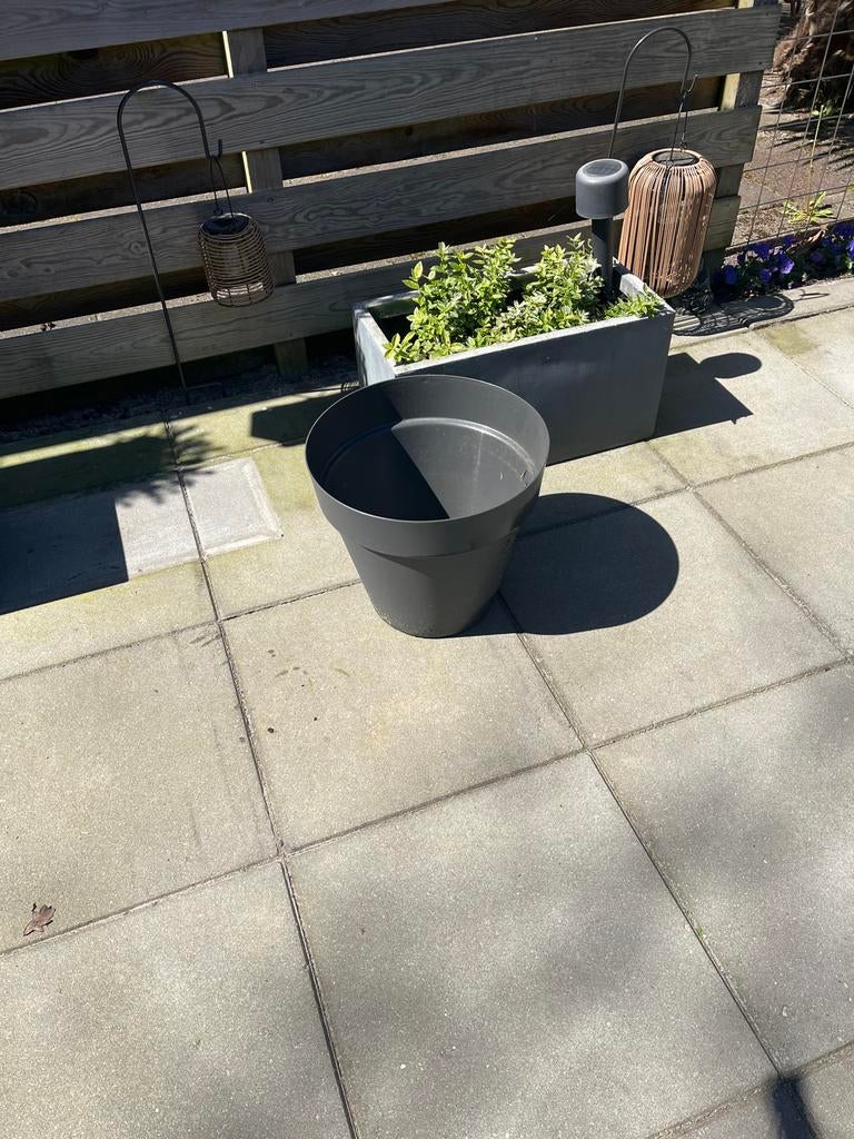 Grote grijze bloempot voor tuin of balkon, Tuin en Terras, Bloembakken en Plantenbakken, Ophalen, Kunststof, Balkon, Minder dan 60 cm