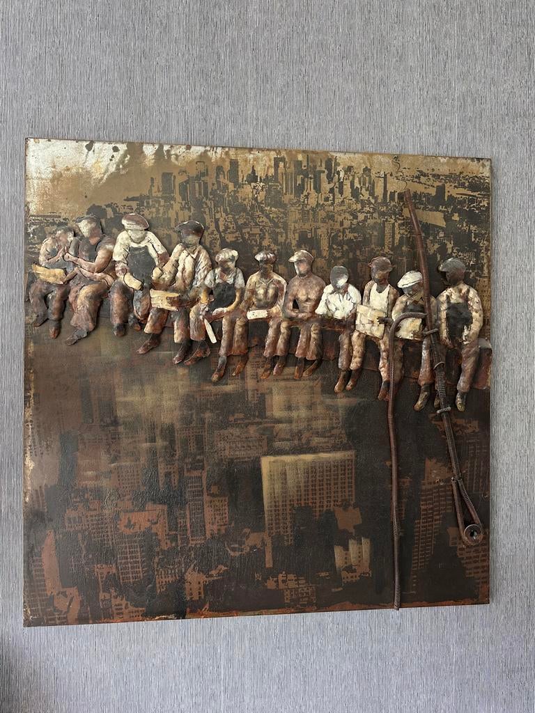 Metalen wanddecoratie 'Lunch atop a Skyscraper', Antiek en Kunst, Groep mensen, Handgemaakt, Wanddecoratie, Bruin