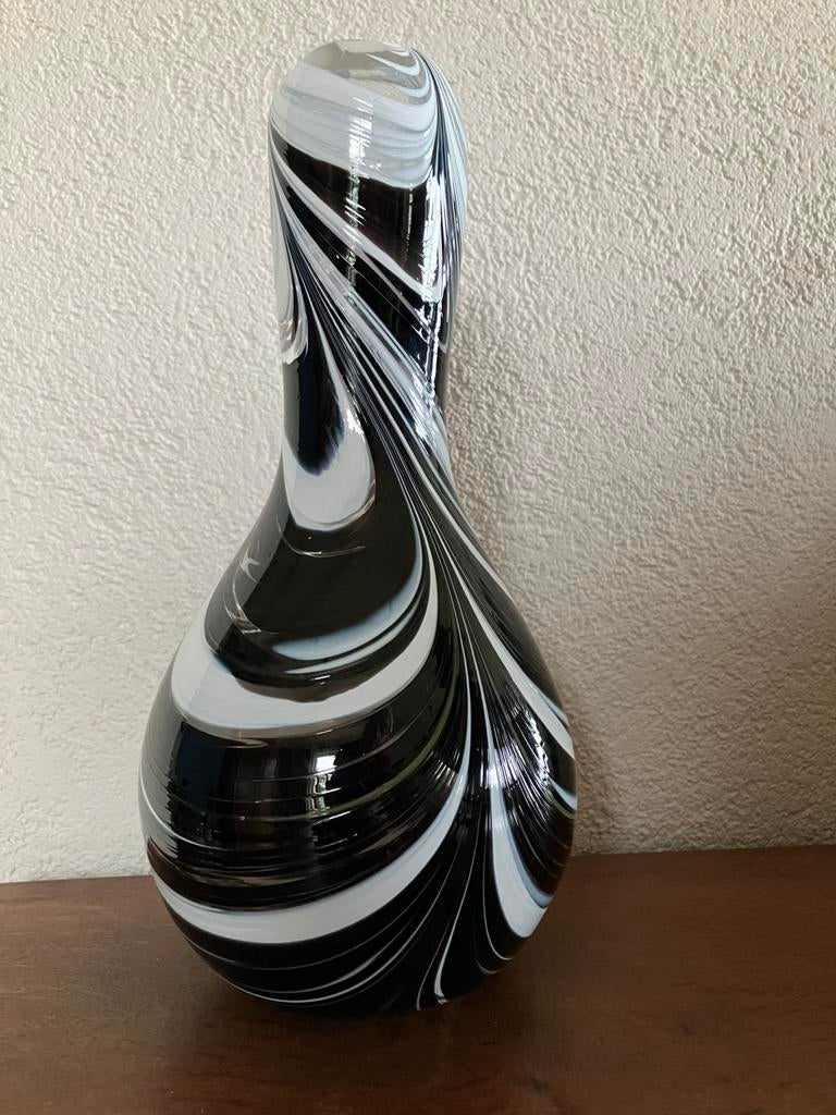 Unieke, handgeblazen glazen vaas van Unikat, Overige kleuren, Ophalen of Verzenden, Minder dan 50 cm, Glas