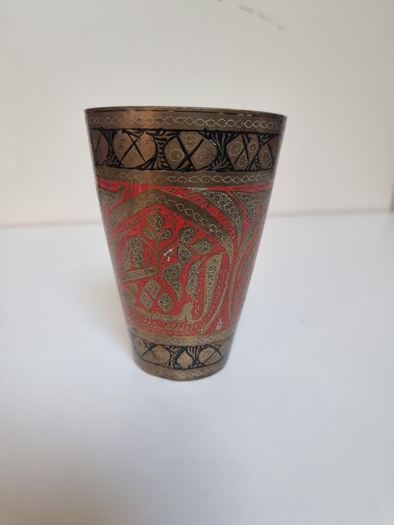 Vintage messing beker met rood en zwart emaille decoratie, Ophalen of Verzenden
