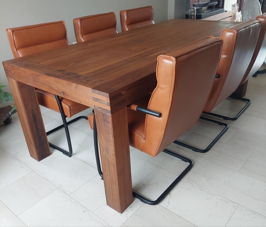 Noten houten tafel  met 6 lederen stoelen, Ophalen