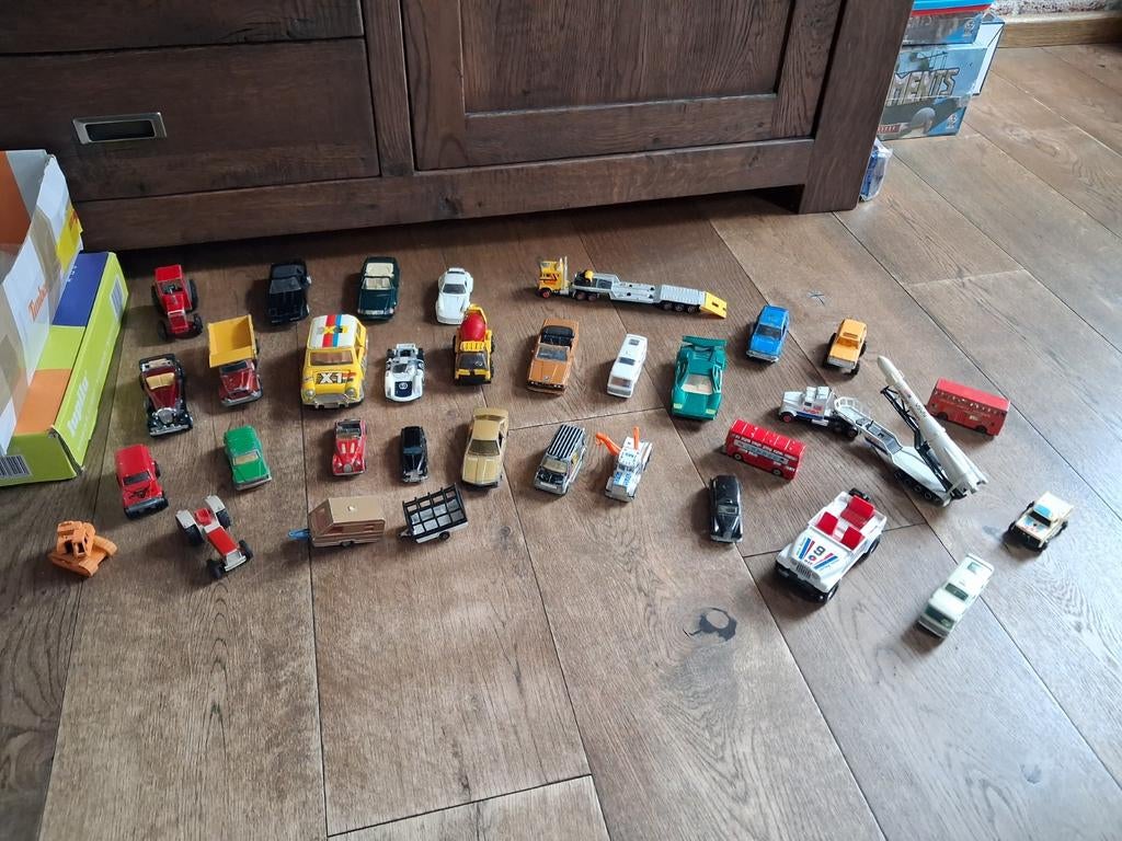 Heel veel oude speelgoed auto's, Ophalen