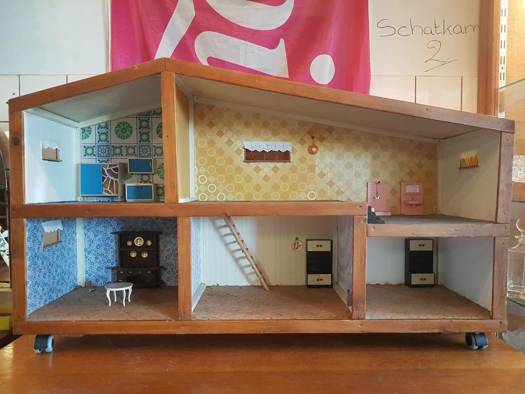 Groot vintage poppenhuis op wielen met wat vintage meubels, Ophalen of Verzenden, Gebruikt, Poppenhuis