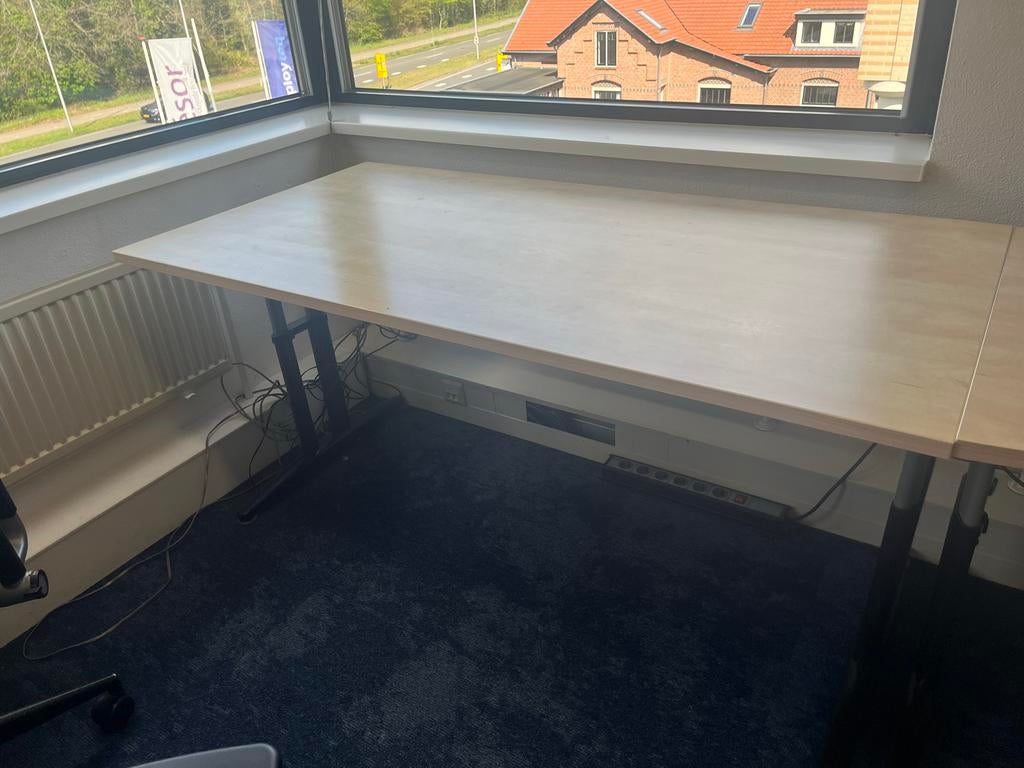 4 bureaus: 1x recht, 3x gegolfd - Ideaal voor kantoor, Ophalen, Gebruikt, Hout, Overige merken