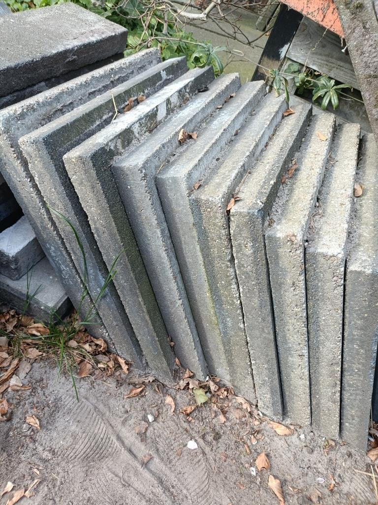 Betontegels 50x50 cm en wat restjes/trottoirbanden, Ophalen, Gebruikt, Beton, Terrastegels