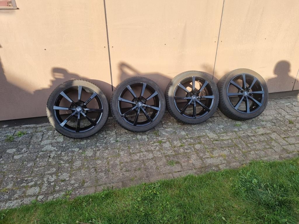 Winterset Peugeot 208 - Zwarte Velgen met Winterbanden, Ophalen, Gebruikt, Banden en Velgen, 17 inch