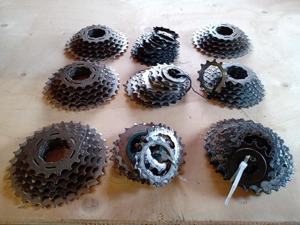 Ongeveer 150 CASSETTES en SCHROEFPIONNEN voor Racefietsen, Gebruikt, Overige materialen, Overige typen, Racefiets