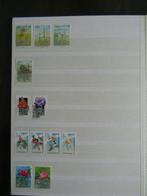 Collectie postzegels met bloemen  in stockboek 2, Ophalen of Verzenden, Buitenland