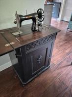 Antieke naaimachine in kastje, Ophalen, Gebruikt