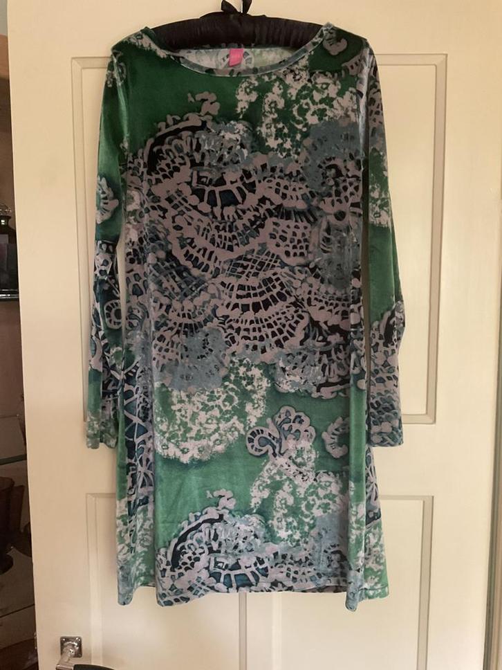 PRACHTIGE KYRA & CO VELOURS JURK IN GROENTINTEN MT S/M, Kleding | Dames, Jurken, Zo goed als nieuw, Maat 38/40 (M), Groen, Onder de knie