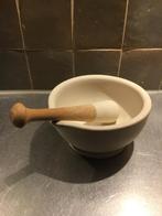 Witte vijzel met houten handvat, ongeglazuurd aardewerk, Ophalen, Zo goed als nieuw