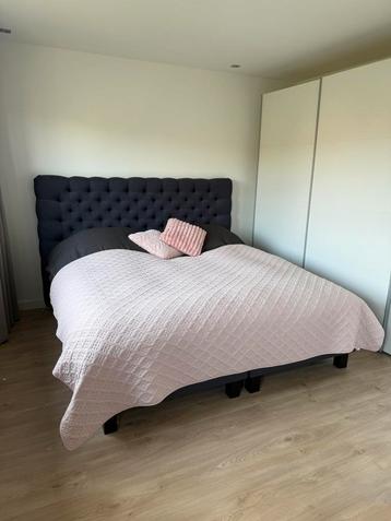 Boxspring met achterboord beschikbaar voor biedingen