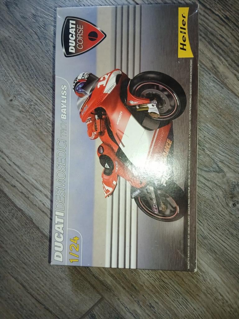 Ducati GP racer Troy Bayliss bouwdoos, Ophalen of Verzenden, Nieuw, Groter dan 1:32