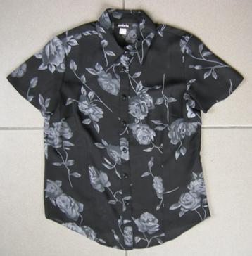 Blouse zwart gebloemd. Merk: Ambria. Maat: 38. Kleur: Zwart. beschikbaar voor biedingen