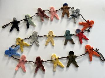 Feestslinger/decoratieslinger poppetjes van wol/dekenstof beschikbaar voor biedingen