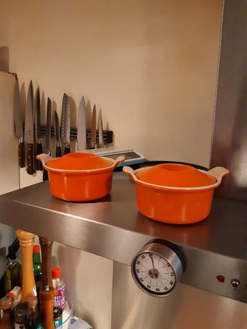 2 x Vintage oranje Le Creuset gietijzeren pannetjes beschikbaar voor biedingen