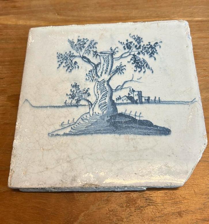 18e-eeuwse Delftse tegel met boomlandschap – blauw-wit, Antiek en Kunst, Antiek | Wandborden en Tegels, Ophalen of Verzenden
