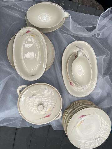 Oud servies met gouden randjes beschikbaar voor biedingen