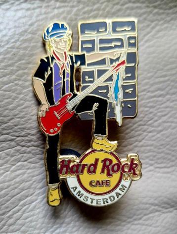 Hard rock cafe Amsterdam serveerder, gitaar, klompen pin beschikbaar voor biedingen