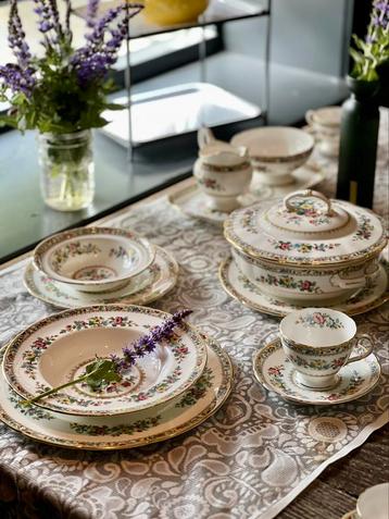 Ming Rose groot servies set Coalport en Foley bone china beschikbaar voor biedingen