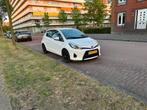 Toyota Yaris 1.5 Full Hybrid CVT 5DR 2013 Wit, Auto's, 1497 cc, 74 pk, 4 cilinders, Wit