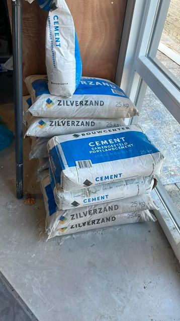 Cement en zilverzand en waterdichtingshulpstof beschikbaar voor biedingen