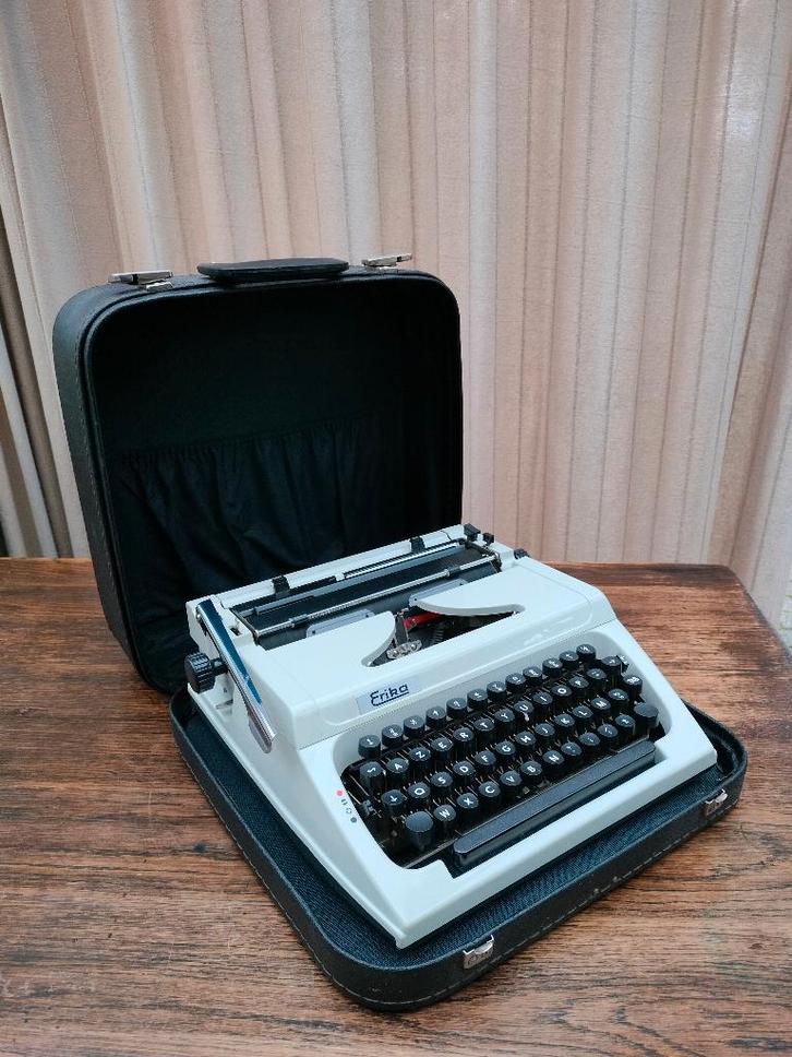 Typemachine ERIKA Model 155. Kleur grijs. Met koffer., Diversen, Typemachines, Gebruikt, Ophalen of Verzenden
