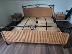 Rieten bed met lattenbodem en onderstel, Ophalen, Gebruikt, Bruin, Tweepersoons
