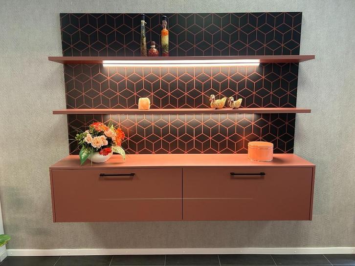 Opheffingsuitverkoop! Wandmeubel in leuke roze/terra kleur, Huis en Inrichting, Kasten | Wandmeubels, Nieuw, 150 tot 200 cm, 150 tot 200 cm