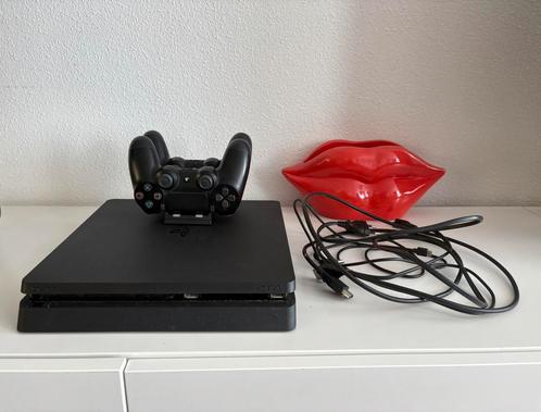 Playstation 4 Slim met 2 controllers en dockingstation., Spelcomputers en Games, Spelcomputers | Sony PlayStation 4, Zo goed als nieuw