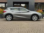 Infiniti Q30 1.6t 115kW Luxe (bj 2016, automaat), Auto's, Automaat, 12 maanden, Gebruikt, Metallic lak