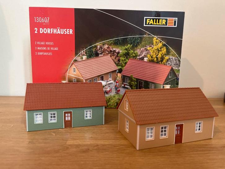 Faller H0 130607 – 2 dorpshuisjes met doos, Hobby en Vrije tijd, Modeltreinen | H0, Zo goed als nieuw, Brug, Tunnel of Gebouw