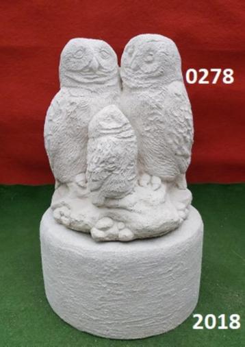 Familie uil met zuil. beschikbaar voor biedingen
