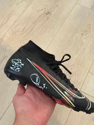 Gesigneerde voetbalschoen Wijndal en Kudus. beschikbaar voor biedingen