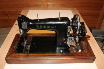 Antieke naaimachine Necchi met koffer 1924 beschikbaar voor biedingen