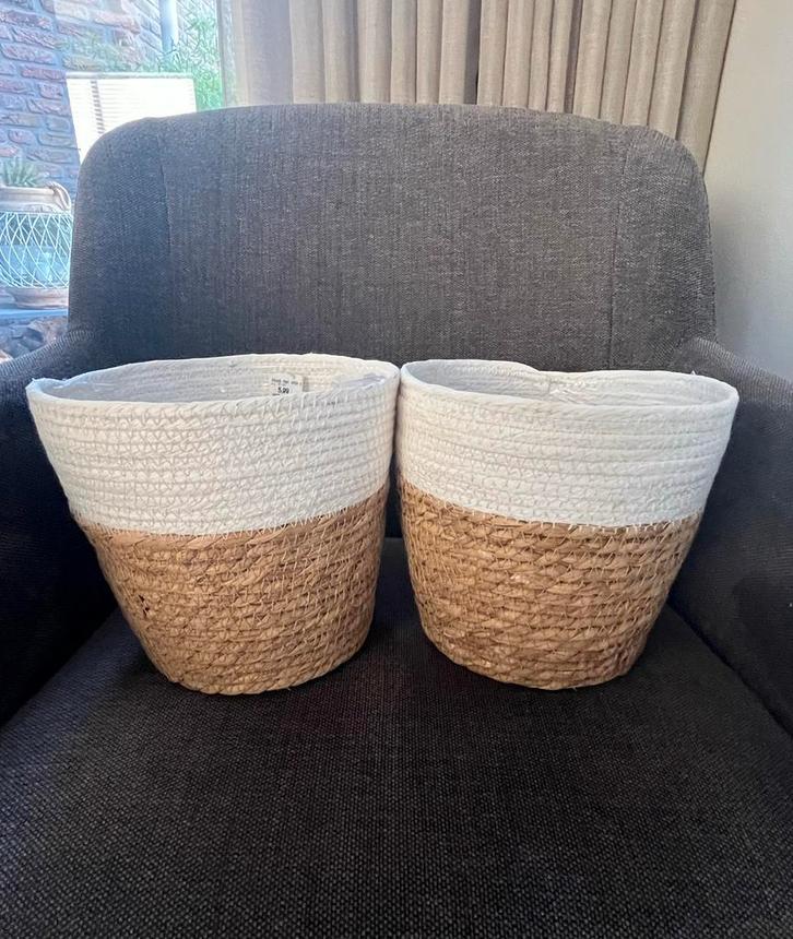 2  Manden Bloempot - Naturel- wit, Huis en Inrichting, Woonaccessoires | Schalen en Manden, Nieuw, Mand, Rond, Riet, Ophalen of Verzenden
