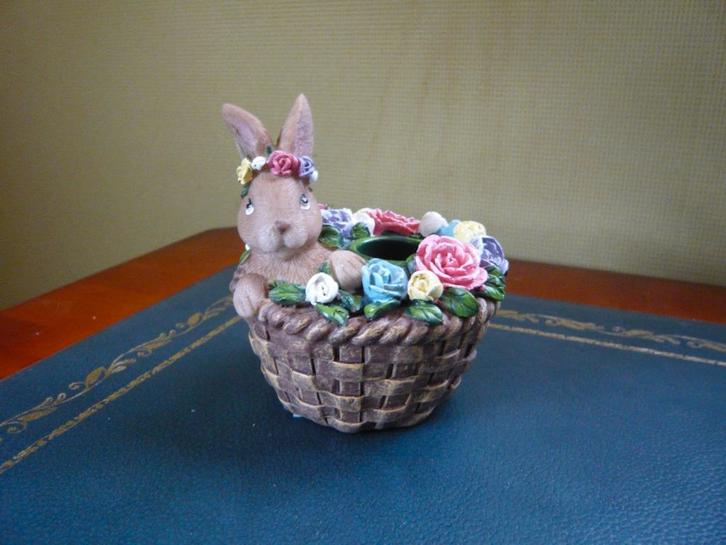 Villeroy & Boch Spring Fantasy kaarshouder haas in mand 9cm, Verzamelen, Porselein, Kristal en Bestek, Nieuw, Beeldje(s), Overige materialen