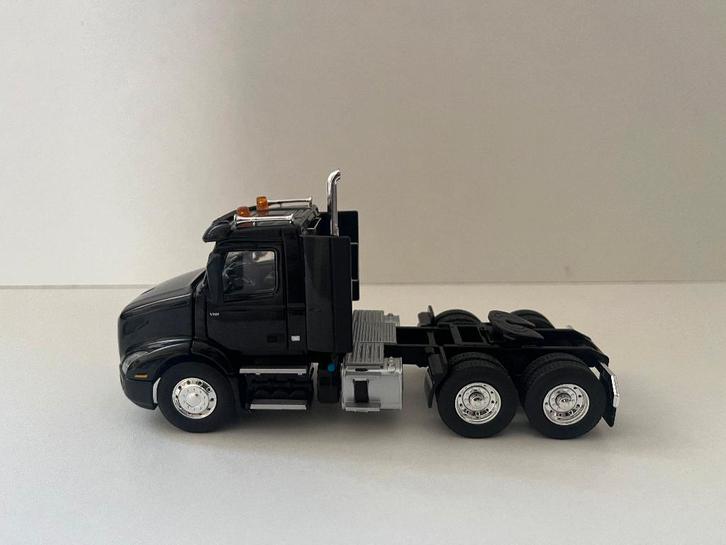 Zwarte Volvo VNR dagcabine van First Gear met zwaailampen, Hobby en Vrije tijd, Modelauto's | 1:50, Zo goed als nieuw, Bus of Vrachtwagen