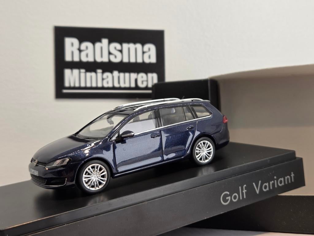 Volkswagen Golf 7 variant - Nightblue 1:43 Herpa dealerpack, Overige merken, Auto, Herpa dealerpack, Ophalen of Verzenden