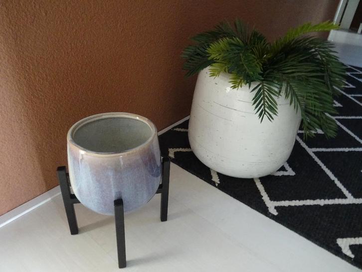 1 GROTE BLOEMPOT + 1 BLOEMPOT MET STANDAARD + PALMTAK, Tuin en Terras, Bloempotten, Zo goed als nieuw, Aardewerk, Binnen, Minder dan 40 cm