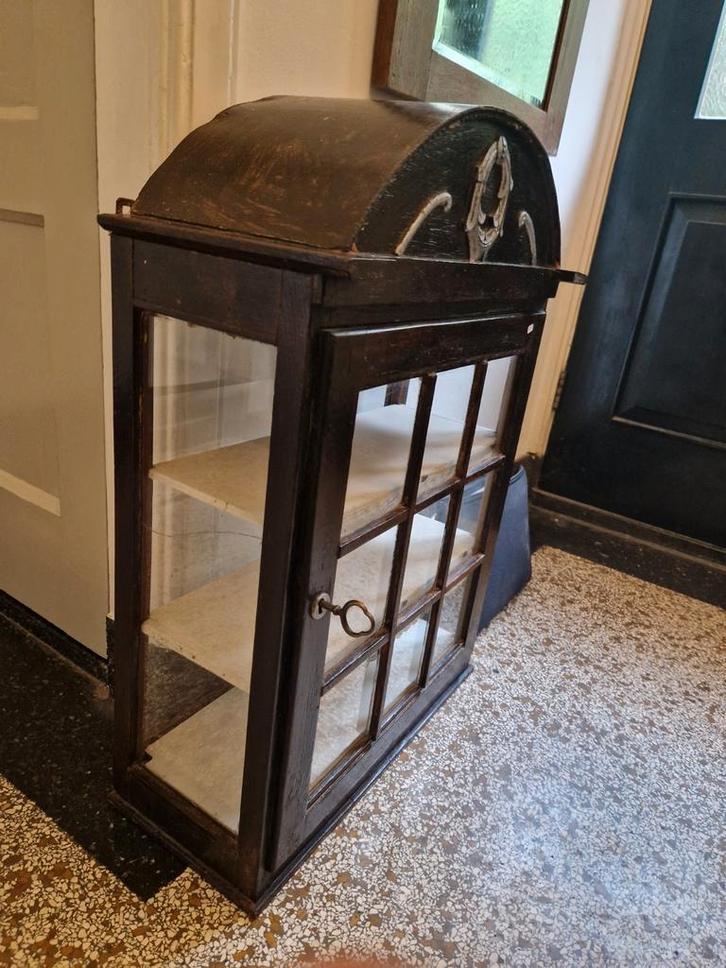 Vintage hangkastje met glazen zijden, Huis en Inrichting, Kasten | Vitrinekasten, Gebruikt, Minder dan 100 cm, Minder dan 50 cm