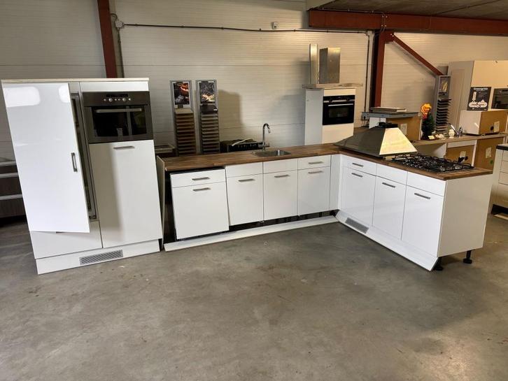 Hoekkeuken met hoge kast, Huis en Inrichting, Keuken | Complete keukens, Zo goed als nieuw, Hoekkeuken, Wit, Hout, Ophalen of Verzenden