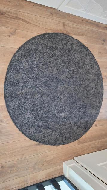 Grijs rond vloerkleed beschikbaar voor biedingen