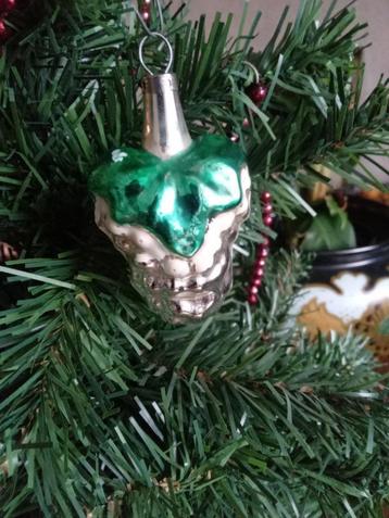 oudere glazen kerstbal zilver groen denneappel?? beschikbaar voor biedingen